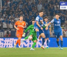比赛第51分钟，王大雷开球时遭蒋圣龙犯规，蒋圣龙吃到黄牌