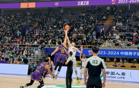 麻将胡了模拟器-27分21篮板！沃特斯绝杀背后 周琦统治力尽显